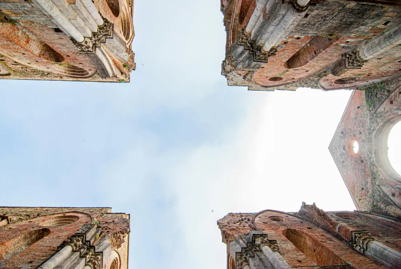 Ghosts in the Machine: How Britain's Ruins Became Performance Spaces for Digital Melancholy